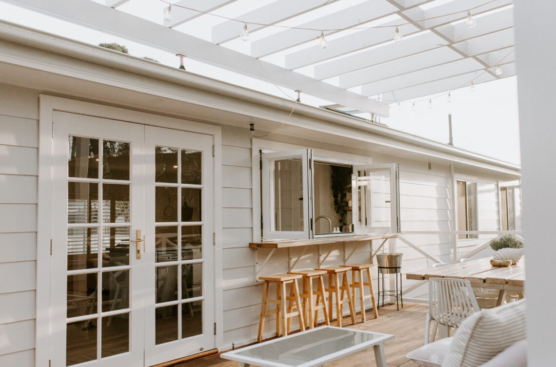 Bi Folds servery – external